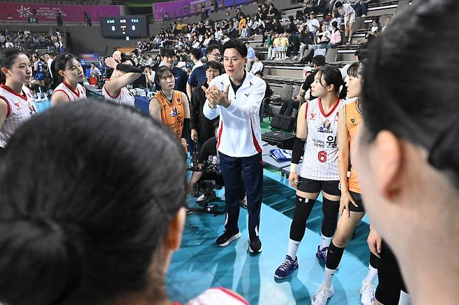 강성형(가운데) 감독이 올스타 매치를 앞두고 선수들을 격려하고 있다. 사진 | 한국배구연맹