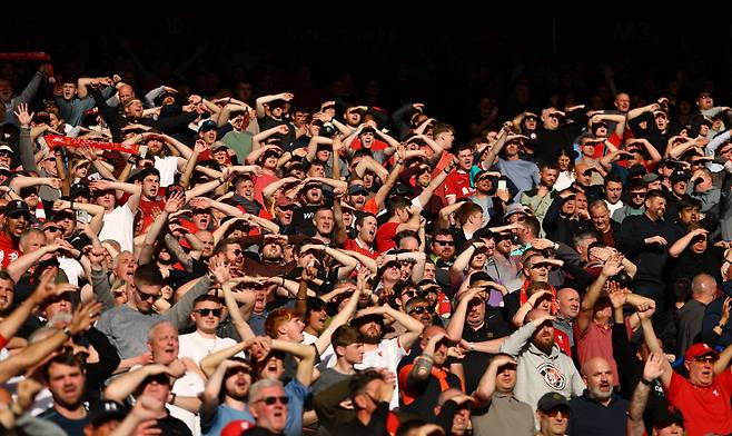 '지성아, 나 망했어'
결국 충격적인 '강등엔딩'이 현실이 됐다. 지난 시즌 잉글랜드 챔피언십(2부리그) 우승으로 프리미어리그 무대에 복귀했던 '동화의 팀' 레스터시티가 참담한 성적 끝에 한 시즌 만에 다시 챔피언십으로 돌아가게 됐다. 지난해 11월말 레스터시티의 새 사령탑으로 부임했던 '박지성 절친' 뤼트 판 니스텔로이(49) 감독도 곧 경질될 듯 하다.
<저작권자(c) 연합뉴스, 무단 전재-재배포, AI 학습 및 활용 금지>