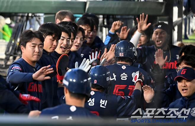 나승엽, 황성빈, 고승민이 기쁨을 나누고 있다. 부산=허상욱 기자wook@sportschosun.com/2025.04.11/