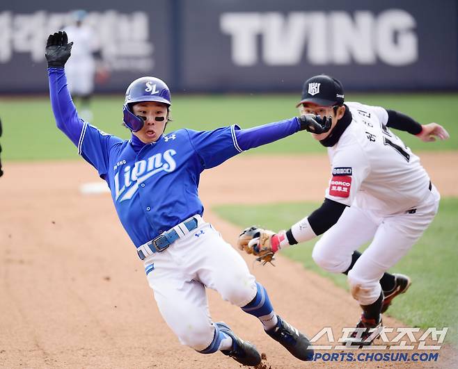 13일 수원 케이티위즈파크에서 열린 KT와 삼성의 경기. 8회초 1타점 3루타를 날린 삼성 김성윤. 수원=송정헌 기자songs@sportschosun.com/2025.04.13/