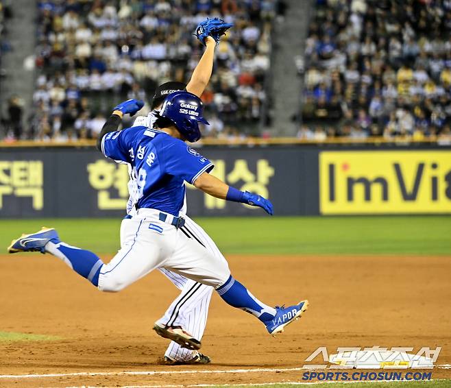 17일 잠실야구장에서 열린 LG와 삼성의 경기, 5회초 삼성 김성윤이 1루 땅볼을 치고 송구를 건네받은 송승기에 앞서 베이스를 밟고 있다. 잠실=허상욱 기자wook@sportschosun.com/2025.04.17/