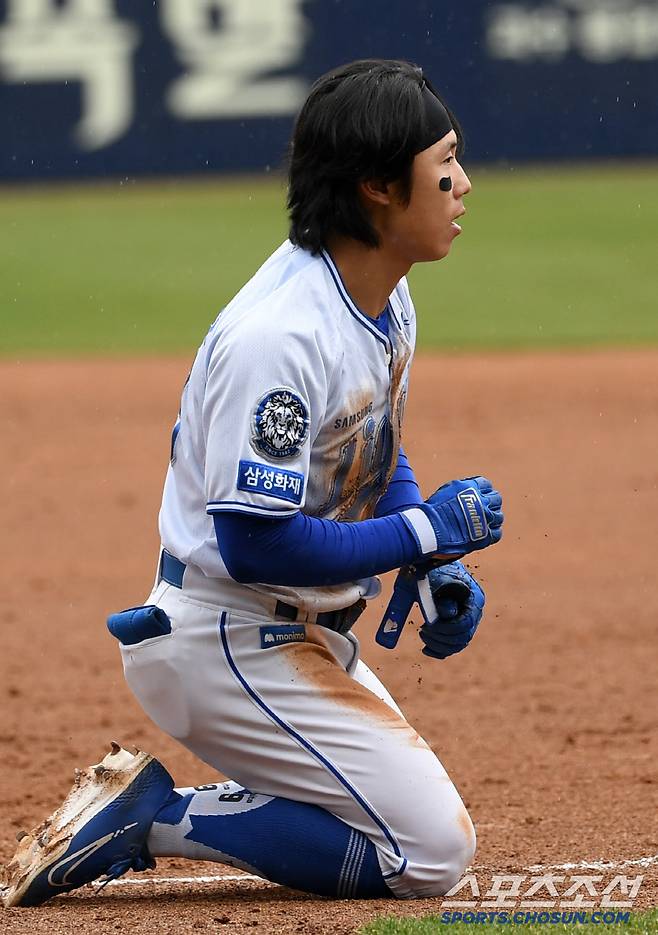 5일 대구 삼성라이온즈파크에서 열린 삼성 라이온즈와 한화 이글스의 경기. 3회말 삼성 김성윤이 기습 번트 후 1루를 향해 몸을 던지고 있다. 대구=박재만 기자 pjm@sportschosun.com/2025.04.05/