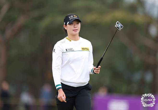 방신실이 20일 KLPGA투어 넥센·세인트나인 마스터즈 18번 홀에서 버디 퍼트에 성공하며 마지막 5개 홀에서 버디 4개를 잡아냈다. /KLPGA