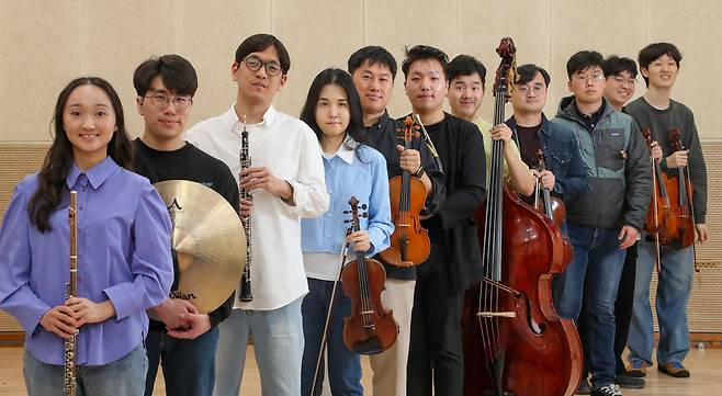 장애인들로 구성된 '경기 리베라 오케스트라' 단원 중 일부가 지난 18일 오후 경기 수원시 경기아트센터에서 본인의 악기를 들고 있다. '경기 리베라 오케스트라'는 2년의 활동 기간 동안 집중 교육과 다양한 연주 경험을 제공, 장애인이 장애예술인으로 성장할 수 있도록 지원하는 전국 최초 인재 양성형 장애인 오케스트라로, 지난해 12월 3일(세계 장애인의 날)에 창단식을 가졌다. /박성원 기자