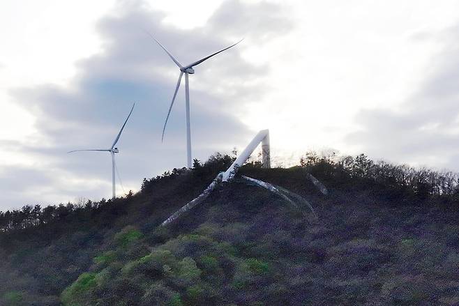 21일 오후 전남 화순군 도암면 우치리 화학산에 건설된 4.7MW(메가와트)급 풍력발전기 타워가 쓰러져 있다. /연합뉴스
