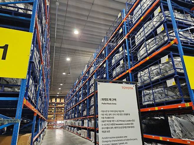 한국토요타자동차 신규 부품물류센터의 대형 부품을 보관하는 파렛트 랙 구역. ⓒ데일리안 정진주 기자