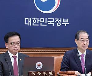 2024회계연도 정부 회계결산이 확정된 4월 8일 국무회의에 한덕수 대통령 권한대행 국무총리와 최상목 경제부총리가 참석했다. /연합뉴스