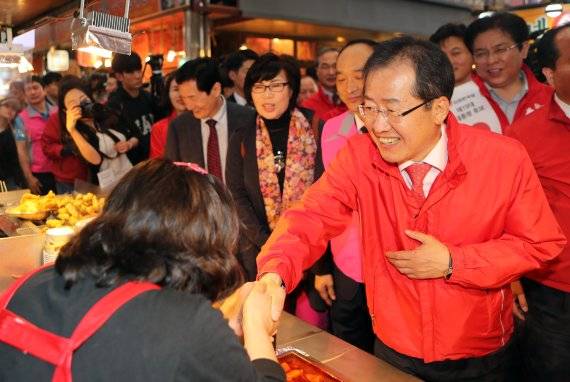 홍준표 당시 자유한국당 대선 후보가 2017년 4월 18일 부산 중구 부평깡통시장을 찾아 상인과 악수하고 있다. 연합뉴스