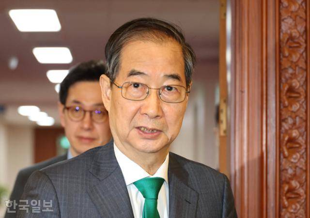 한덕수 대통령 권한대행 국무총리가 지난 18일 추가경정예산(추경)안 심의를 위한 임시국무회의를 주재하기 위해 서울 종로구 정부서울청사 회의실에 들어서며 기자들에게 인사말을 하고 있다. 왕태석 선임기자