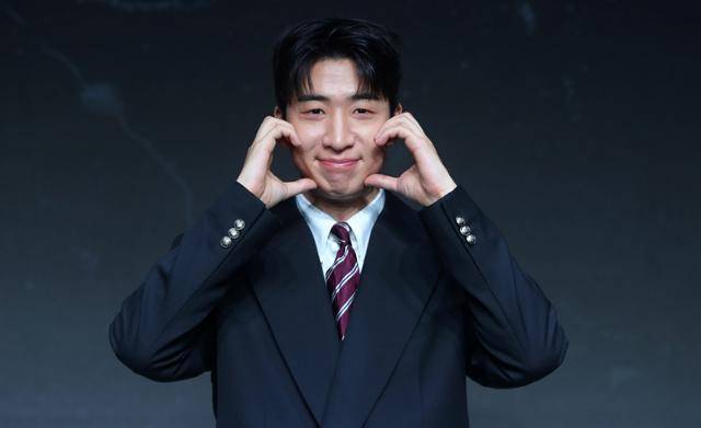 배우 유수빈이 21일 오전 서울 마포구 호텔 나루에서 열린 넷플릭스 시리즈 '약한영웅 Class 2' 제작발표회에서 포즈를 취하고 있다. 뉴시스