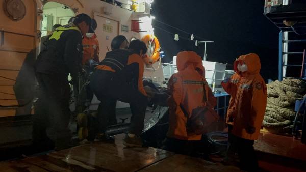 전남 여수에서 복어를 먹고 마비 증세를 보인 60대 세 명이 병원으로 이송됐다. 관광객을 경비함정에서 119로 인계하는 모습./여수해경 제공
