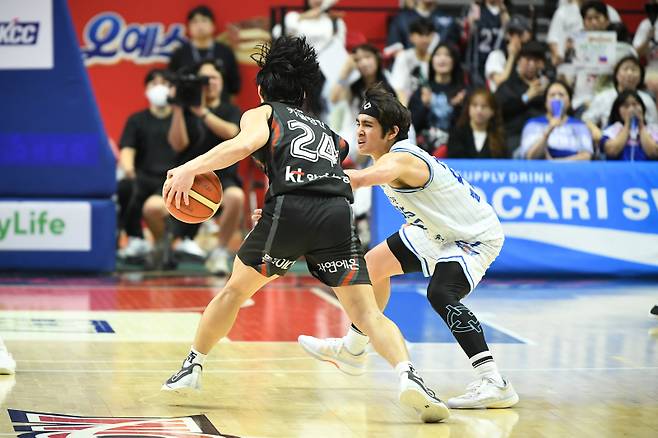 20일 수원KT아레나에서 열린 KT와 한국가스공사의 6강 PO 5차전. 한국가스공사 벨란겔과 KT 카굴랑안의 경합 장면. 사진=KBL