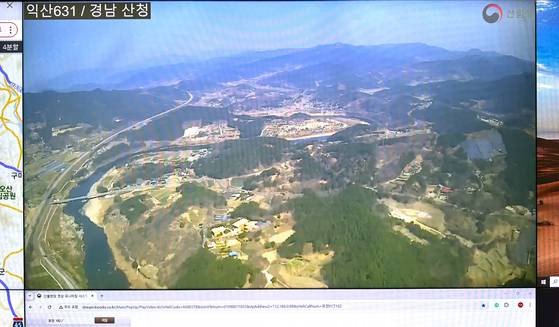 지난 2일 중앙일보가 방문한 서울산림항공관리소 산림재난상황실 모니터에 경남 산청 화재 현장이 송출되고 있다. 문희철 기자