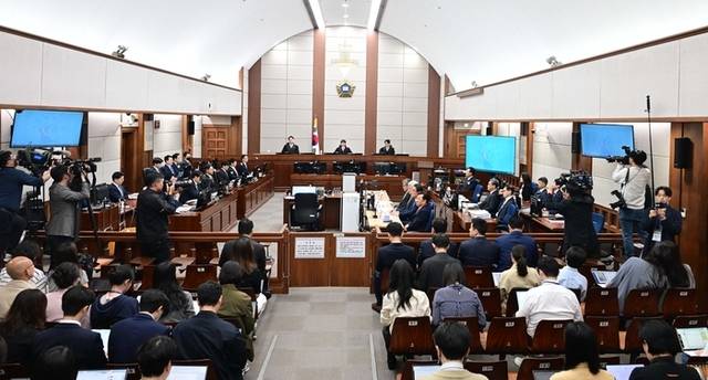 ▲ 21일 서울 서초구 서울중앙지법에서 열린 내란 우두머리 혐의 형사재판 2차 공판이 시작되고 있다. 연합뉴스