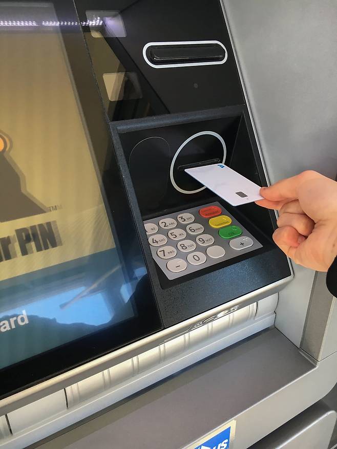 요즘 해외 여행 때 트래블카드 사용이 늘고 있다.