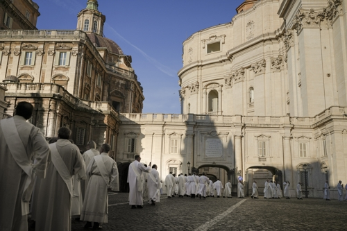 가톨릭 부제들이 23일(현지시간) 바티칸에서 열리는 희년 미사에 참석하고 있다. AP연합뉴스