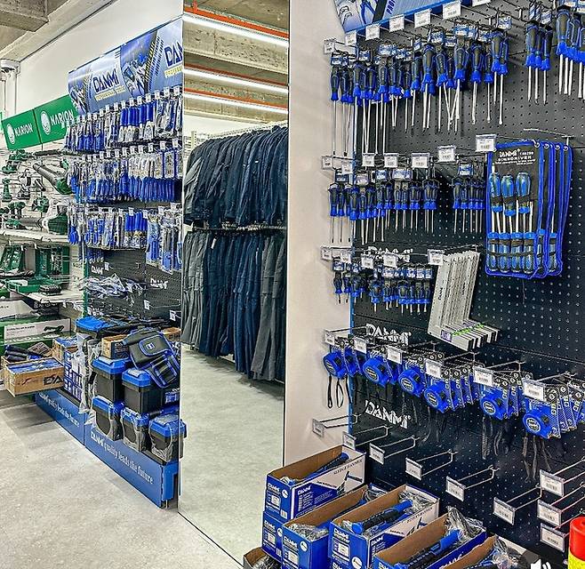 워크업 성수 플래그십 스토어 내부 공구 코너