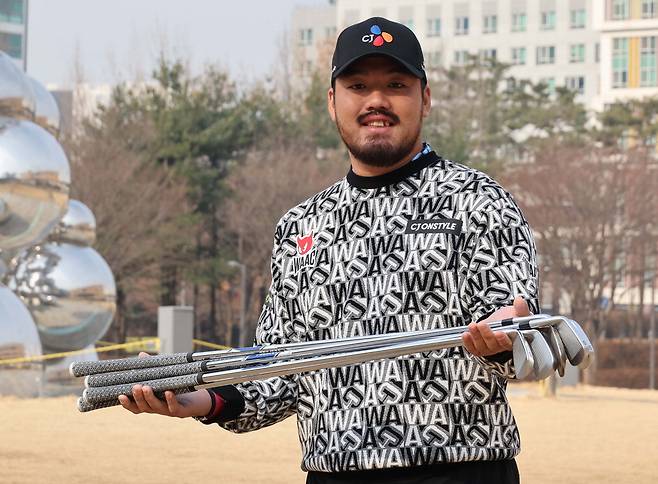 2023년 GS칼텍스 매경오픈 챔피언 정찬민이 올해 열리는 대회 애장품 이벤트에서 팬들에게 선물할 아이언과 웨지를 보여주며 환하게 웃고 있다. 한주형 기자