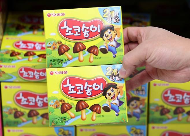 (서울=뉴스1) 박지혜 기자 = 28일 서울의 한 대형마트에서 한 시민이 오리온 초코송이를 고르고 있다. 오리온은 다음 달 1일부터 ‘초코파이’를 제외한 13개 제품의 가격을 평균 10.6% 인상한다. 가격 인상 대상은 카카오 등 가격이 급등한 원재료 사용 비중이 높은 제품이다. 구체적으로 ‘초코송이’는 20% 오르고, ‘마켓오 브라우니’는 10%, '오징어 땅콩'은 6.7% 각각 오른다. 이번 가격 인상으로 마켓오 브라우니는 16년, 오징어 땅콩은 13년, 초코송이는 11년 만에 각각 가격이 오르게 됐다. 2024.11.28/뉴스1 Copyright (C) 뉴스1. All rights reserved. 무단 전재 및 재배포, AI학습 이용 금지. /사진=(서울=뉴스1) 박지혜 기자