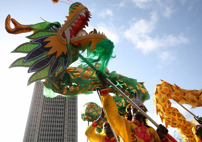 나이지리아와 브라질 유대감을 확인하고 라고스 문화적 위상을 세계에 알리는 '라고스 판티 카니발'이 개최됐다. 사진은 지난 20일(현지시각) 나이지리아 라고스 섬 마리나에서 시민들이 라고스 판티 카니발에 참가한 모습. /사진=로이터