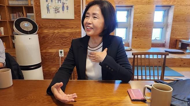 지난 3월 서울 영등포구에 위치한 영등포50플러스센터에서 신미화 이바라키 그리스도교대 경영대 교수가 ‘일본 시니어의 삶을 통해 본 행복한 노후’를 주제로 기자와 이야기를 나누고 있다. 정호원 기자