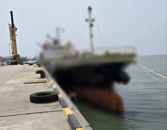 군산해경이 관련 규정을 위반해 화학물질 세척수를 버린 화물선을 적발했다. 군산해경 제공