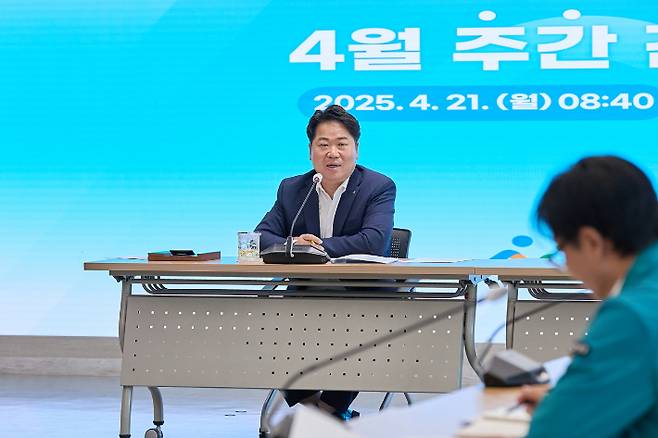 오세현 아산시장이 주간간부회의에서 선진행정의 필요성을 강조했다. 아산시 제공