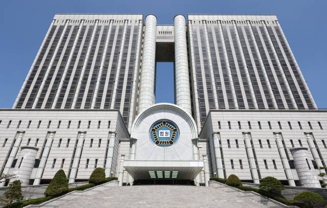 ▲내란 우두머리 혐의로 재판에 넘겨진 윤석열 전 대통령의 2차 공판을 앞둔 20일 서울 서초구 중앙지방법원 모습. 윤 전 대통령의 두 번째 공판에서는 취재진의 법정 촬영이 허가되면서 법정 내 피고인석에 앉은 모습이 언론을 통해 사진·영상으로 공개될 예정이다. ⓒ연합뉴스