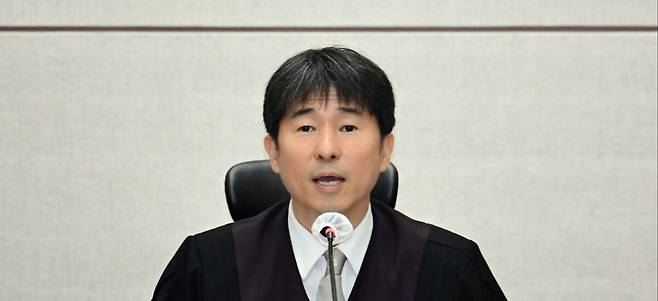 지귀연 부장판사가 21일 오전 서울 서초구 서울중앙지법 417호 법정에서 열린 윤석열 전 대통령의 내란 우두머리 혐의 재판을 하기 전 언론 공개에 대한 발언을 하고 있다. 뉴시스