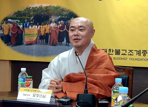 대한불교조계종사회복지재단 이사장인 묘장 스님이 21일 서울 종로구 전법회관에서 미얀마의 지진 피해 복구 실상을 전하고 있다.