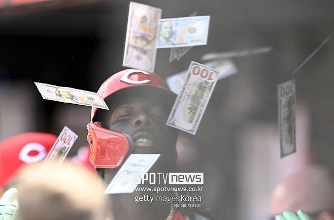 ▲ 신시내티 레즈는 21일(한국시간) 미국 메릴랜드주 볼티모어 오리올 파크 앳 캠든 야즈에서 열린 2025 메이저리그 볼티모어 오리올스와 경기에서 홈런 3개를 포함해 25안타를 집중하며 24-2 대승을 거뒀다. 3회 홈런치고 더그아웃에서 축하받는 엘리 데 라 크루즈.