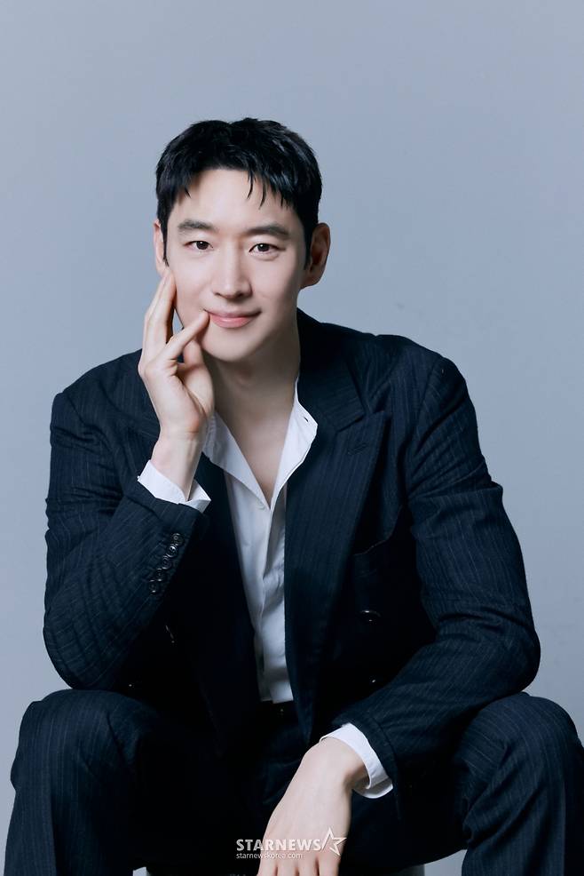 JTBC 드라마 '협상의 기술'의 주연배우 이제훈이 14일 진행된 라운드 인터뷰를 위해 포즈를 취하고 있다. /사진제공=컴퍼니온 2025.04.14 /사진=이동훈 photoguy@