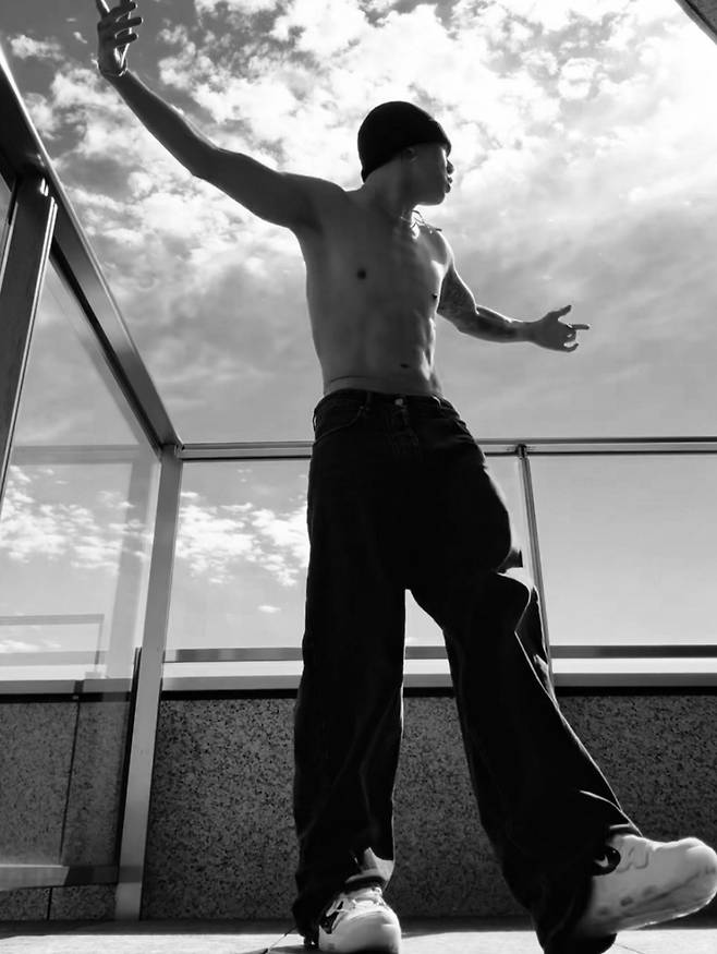 방탄소년단 정국 상의 탈의 파워풀 댄스 틱톡 1억뷰