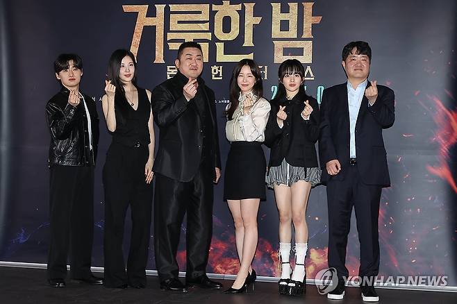 영화 '거룩한 밤 데몬헌터스' 시사회 (서울=연합뉴스) 류효림 기자 = 배우 이다윗(왼쪽부터), 서현, 마동석, 경수진, 정지소, 임대희 감독이 21일 서울 송파구 롯데시네마 월드타워점에서 열린 영화 '거룩한 밤 데몬 헌터스' 시사회 및 기자간담회에서 포즈를 취하고 있다. 2025.4.21 ryousanta@yna.co.kr