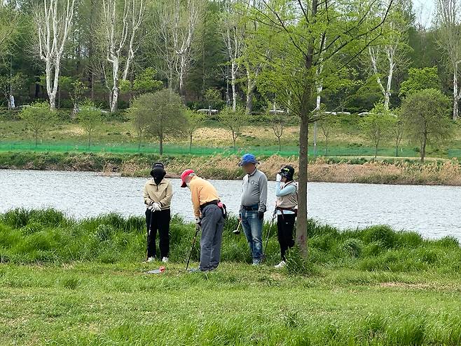 20일 오후 유등천파크골프장 건너편 하천 부지에서 노인들이 무단으로 깃대를 꽂아 파크골프를 하고 있는 모습. 사진=함성곤 기자