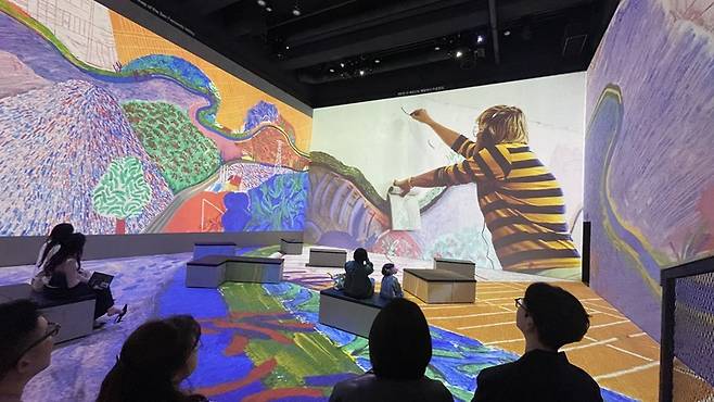 라이트룸 울산에서 데이비드 호크니전을 관람하고 있는 울산시민들.