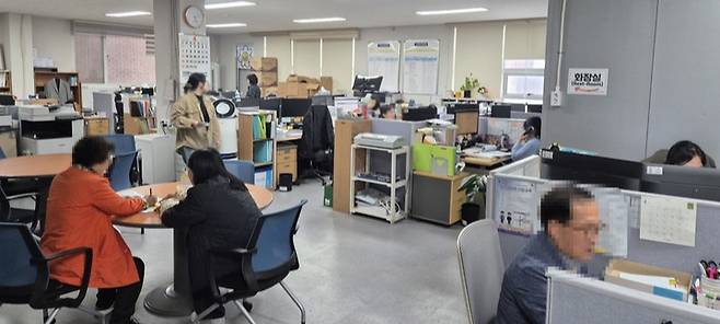 22일 찾은 울산 남구시니어클럽. 공간이 협소해 사무·상담공간이 분리되지 않고 교육장도 갖추지 못하고 있다.