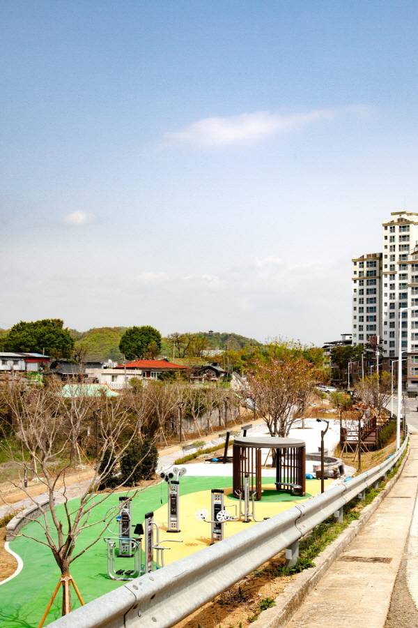 예천읍 청복동 코아루 아파트 옆 예누리길에 조성해 논 각종 편의 시설