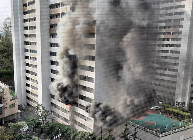 21일 오전 8시 17분쯤 서울 관악구 봉천동의 21층 규모 아파트에서 불이 나고 있다. (사진=뉴스1)