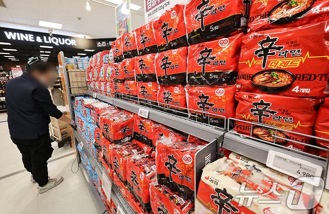 서울 시내 한 대형마트에 진열된 신라면. /뉴스1 ⓒ News1