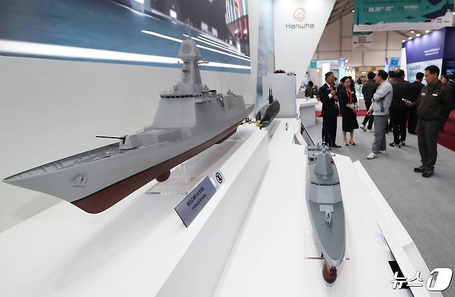 24일 오후 경남 창원시 진해구 해군사관학교에서 열린 '2024 이순신방위산업전(YIDEX)'에서 참석자들이 한화오션 부스에서 한국형 차기 구축함(KDDX) 개념설계 모형과 울산급 배치-III 호위함, 장보고-III 배치-II 잠수함 등을 둘러보고 있다 2024.4.24/뉴스1 ⓒ News1 윤일지 기자