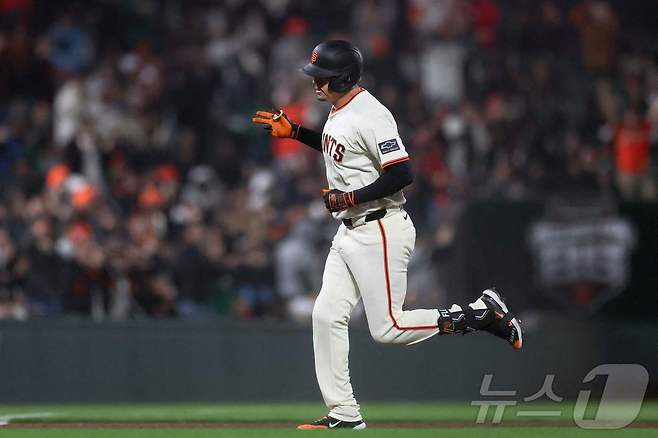 샌프란시스코 자이언츠 윌머 플로레스가 22일(한국시간) 열린 2025 메이저리그 밀워키 브루어스전에서 6회말 결승 1점 홈런을 터뜨린 후 기뻐하고 있다. ⓒ AFP=뉴스1