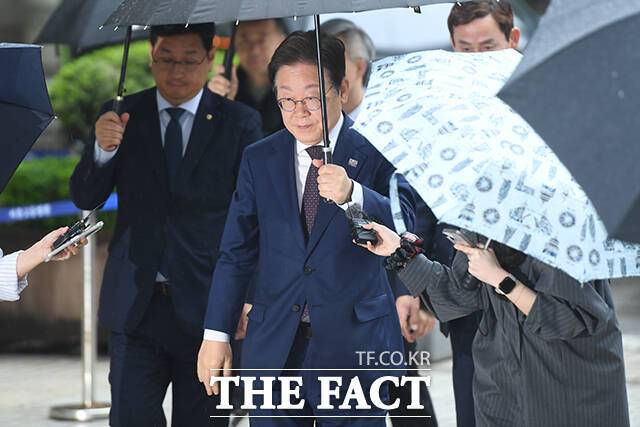 이재명 더불어민주당 대선 예비후보가 22일 오전 서울 서초구 서울중앙지방법원에서 열린 '대장동·위례 개발특혜·성남FC 의혹' 관련 공판에 출석하고 있다. /장윤석 기자