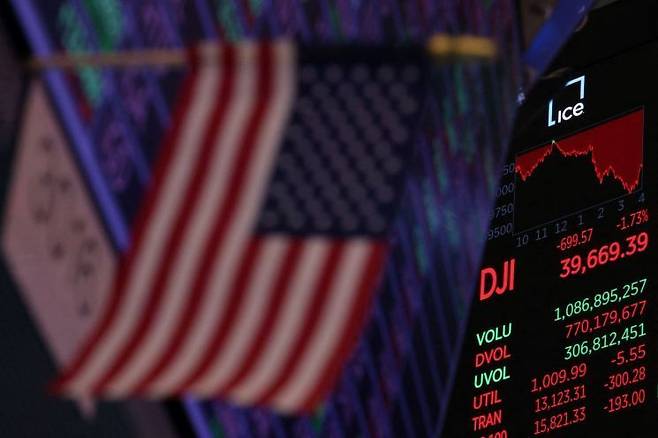 도널드 트럼프 미국 대통령의 관세 전쟁과 제롬 파월 연방준비제도((Fed) 의장에 대한 해임 압박으로 뉴욕증시가 급락하고 있는 가운데 향후 애플이 직격탄을 맞을 것이라는 분석이 나왔다. 로이터연합뉴스