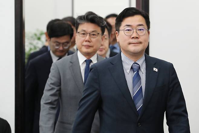 더불어민주당 박찬대(오른쪽) 당대표 직무대행 겸 원내대표와 진성준 정책위의장이 22일 서울 여의도 국회에서 열린 원내대책회의에 참석하고 있다. /남강호 기자