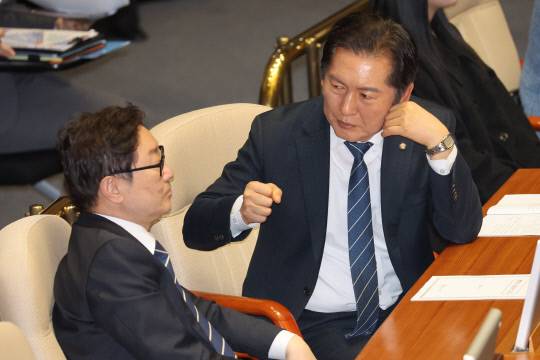 윤석열 대통령 탄핵소추단에 참여한 더불어민주당 정청래·박범계 의원이 지난 2일 서울 여의도 국회 본회의장에서 대화하고 있다. 연합뉴스