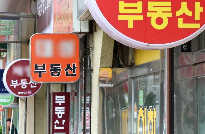 올해 개업한 공인중개사 수가 2000년 이후 25년 만에 가장 적은 것으로 나타났다. 부동산 시장 침체 장기화와 공인중개사무소 포화 현상 속에 신규 진입자가 급감한 것으로 분석된다. 뉴스1