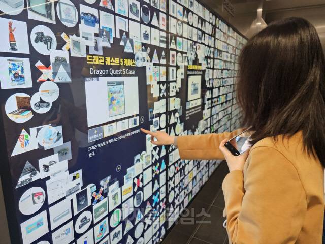 LED 사이니지에 있는 소장품 썸네일을 터치하고 있는 모습. 김영욱 기자