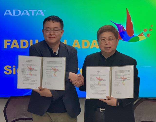 남이현(왼쪽) 파두 대표이사 겸 최고기술책임자(CTO)와 사이먼 첸(Simon Chen, 오른쪽) 에이데이터 회장이 이달 초 전략적 제휴 및 포괄적 협력에 관한 업무협약을 체결한 뒤 기념촬영을 하고 있다. 파두 제공.