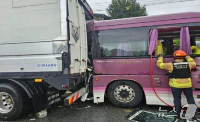 이천 국도서 공항버스가 화물차 추돌…1명 숨지고 6명 다쳐